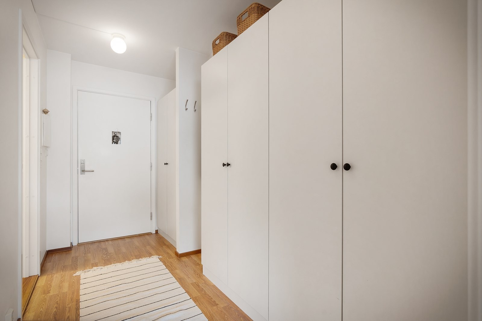 - Entréen måler 6,8m² og har rikelig (!) med plass til oppbevaring - Galleribilde