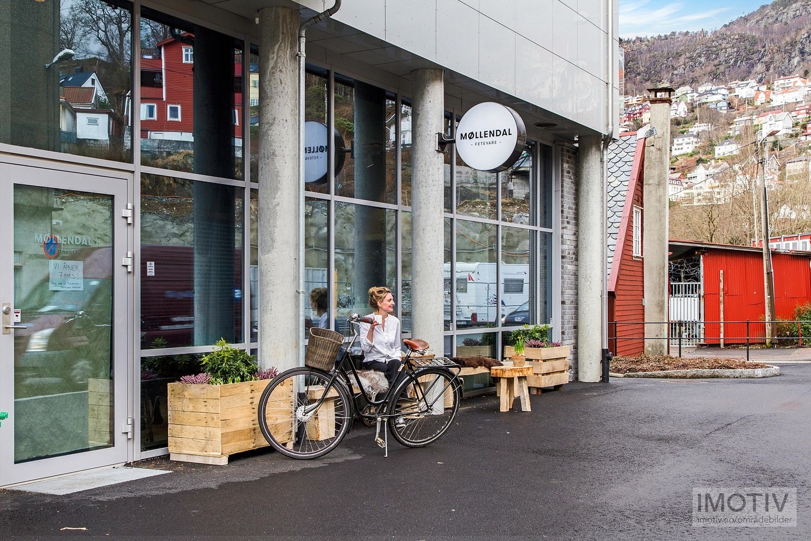 - Spennende Møllendal fetevare tilbyr et rikt utvalg spesialprodukter, samt kafévirksomhet på dagtid og restaurant på kveldstid - Galleribilde