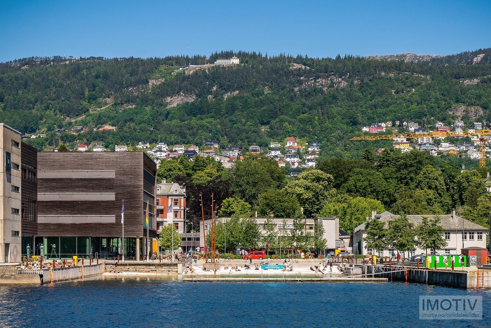 - Fra leiligheten har du gangavstand til flere av byens studieinstitusjoner, slik som BI, HVL og UiB. Ved BI på Marineholmen finner du også den attraktive badestranden som benyttes flittig på varme sommerdager - Galleribilde