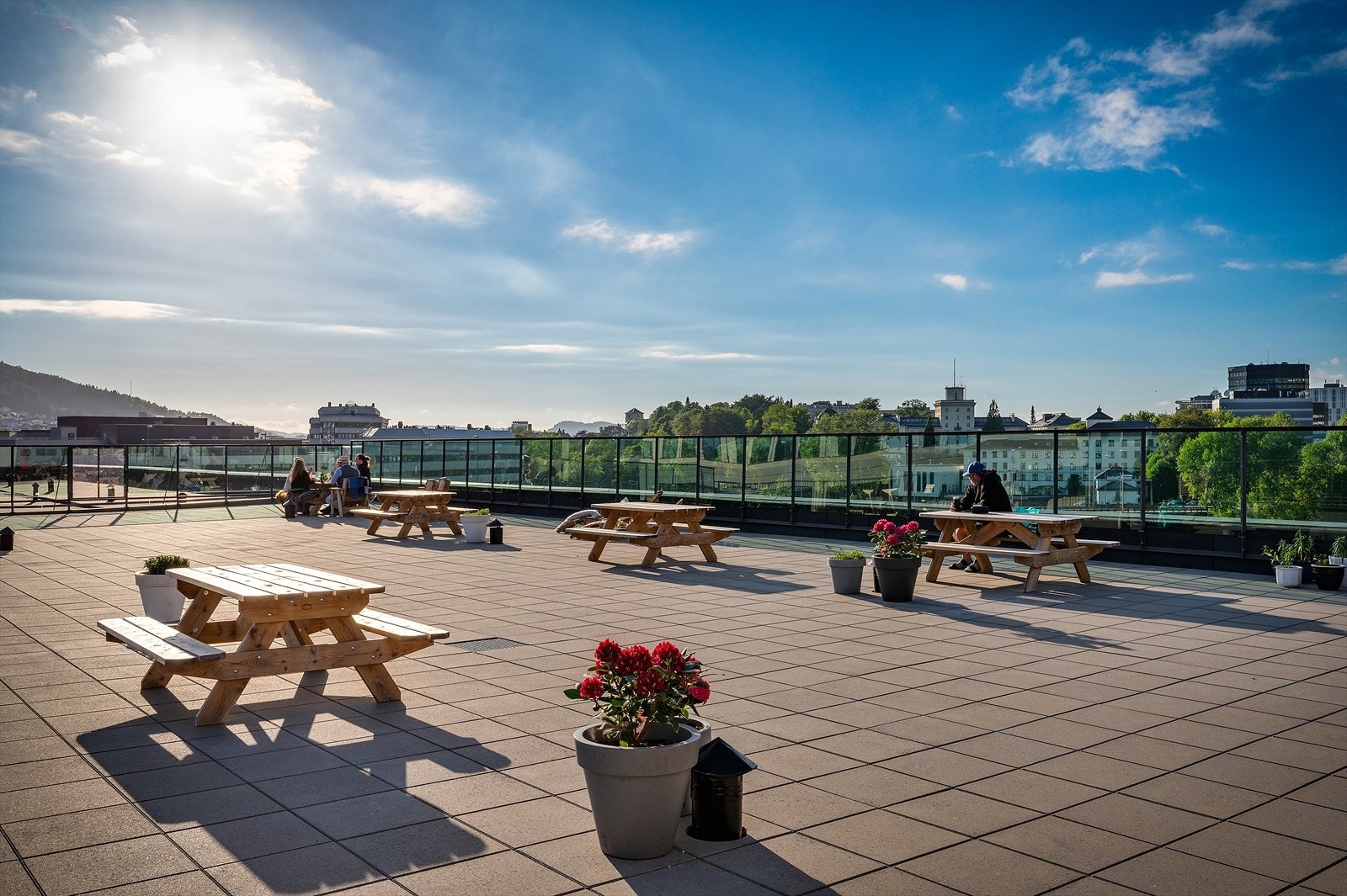 - Fantastisk felles takterrasse med sittegrupper, benker og utekjøkken til glede for beboerne - Galleribilde