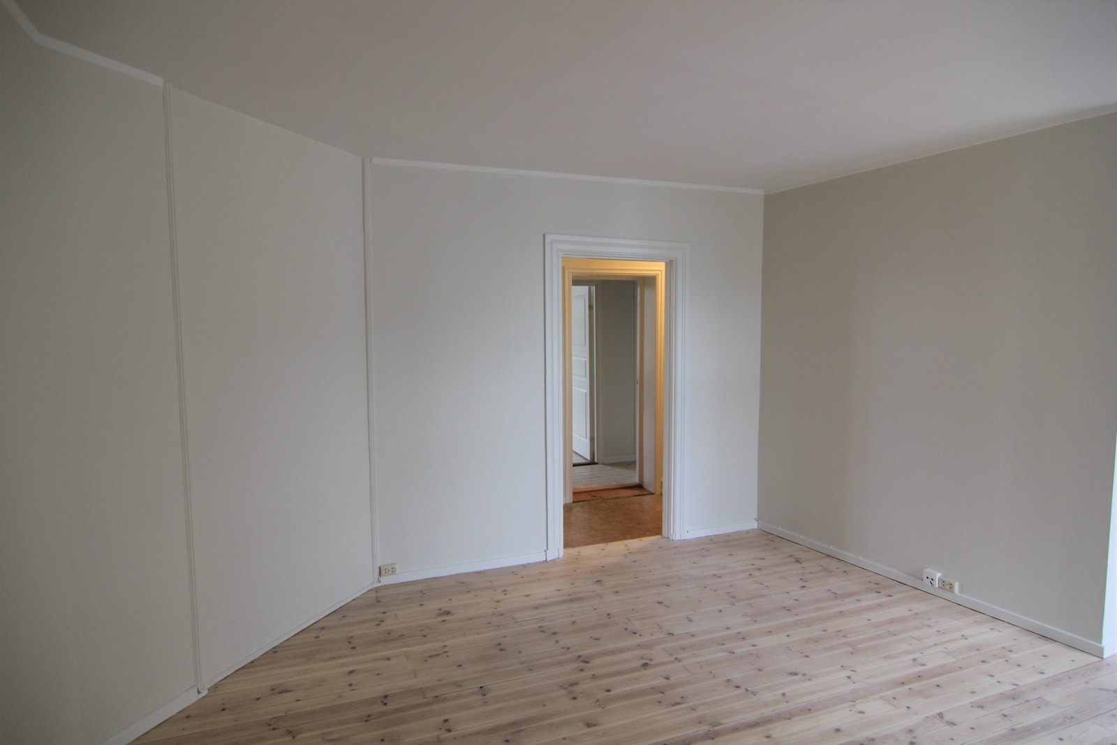Stor stue med store vindusflater. Galleribilde
