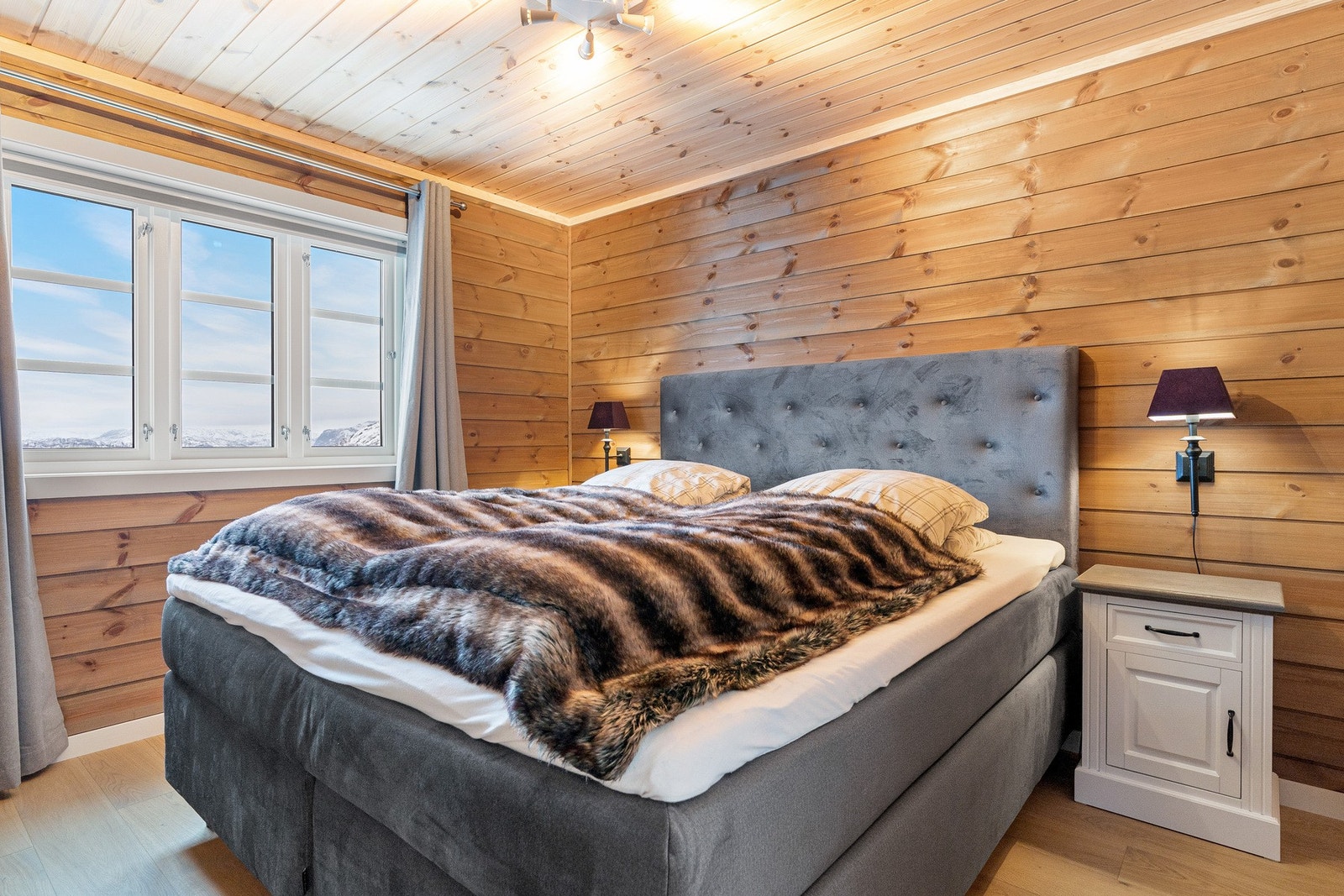 Romslig soverom med dobbeltseng Galleribilde