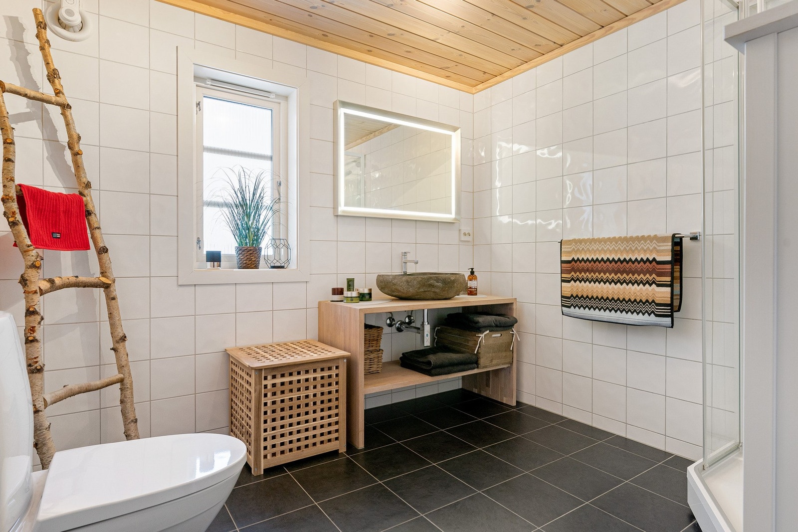 Helfliset bad med varme i gulv Galleribilde