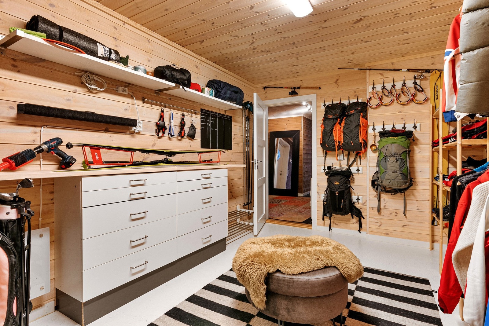 Her kan du stå varmt og preparere skiene Galleribilde