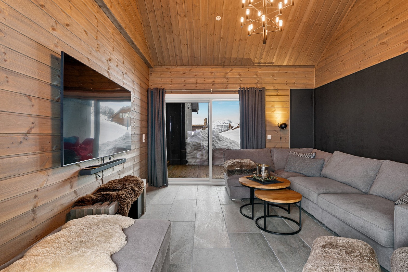 Innredet som kinorom, god takhøyde og vedovn er intallert Galleribilde