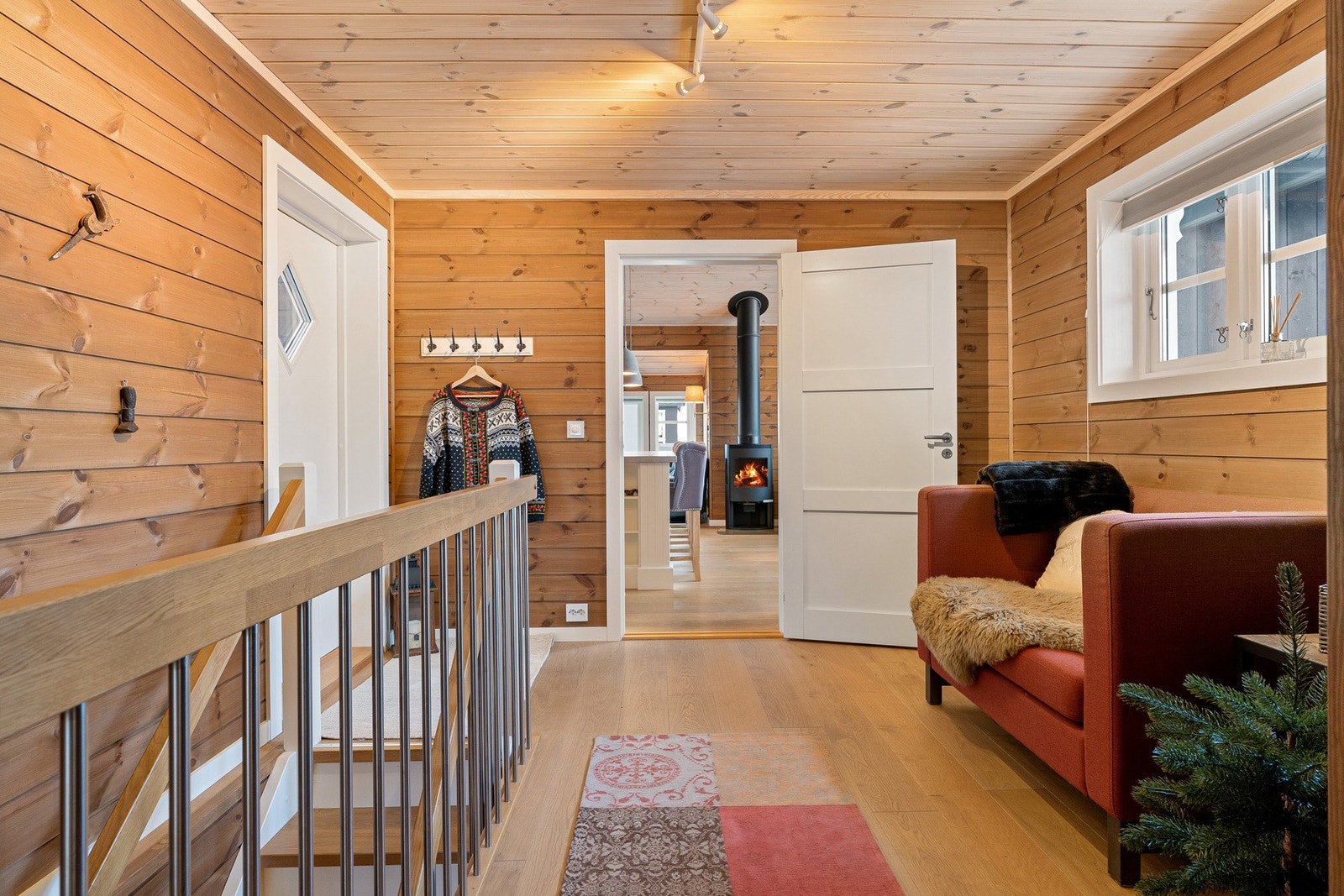 Soveromsdelen er fint avskjermet fra stuen og kjøkkenet Galleribilde