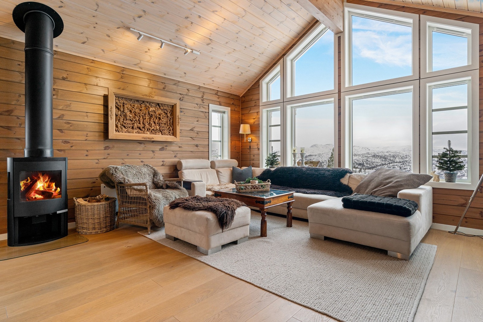 Stilren vedovn er sentralt plassert i rommet Galleribilde