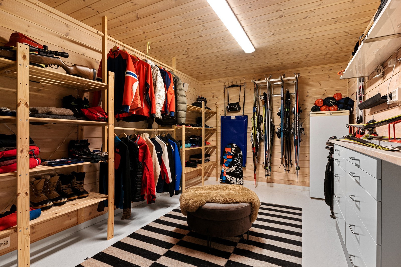 Meget praktisk smørerom/garderobe Galleribilde