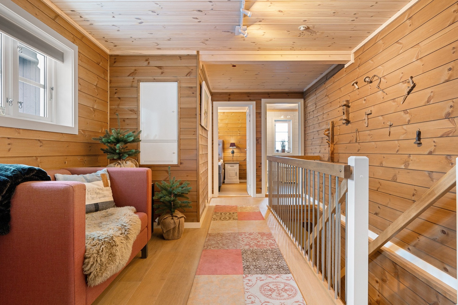 Gang som leder inn til to soverom og bad. Galleribilde