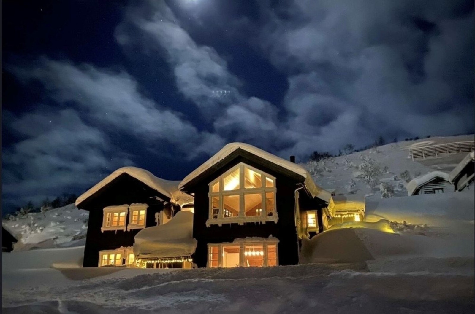 Utsøkt fritidseiendom med strålende utsikt Galleribilde