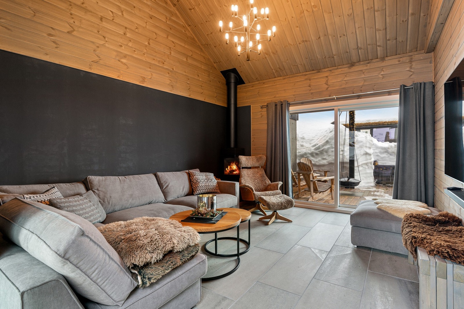 Herlig vinterhage med fliser og varme i gulv Galleribilde