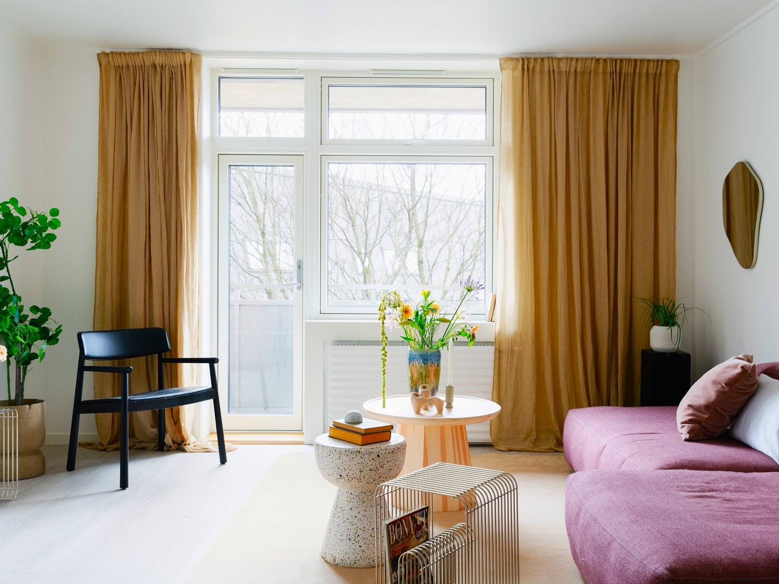 Her bor du i usjenerte og stille omgivelser, samtidig som det er kort vei til "alt" av servicetilbud og daglige fasiliteter! Galleribilde