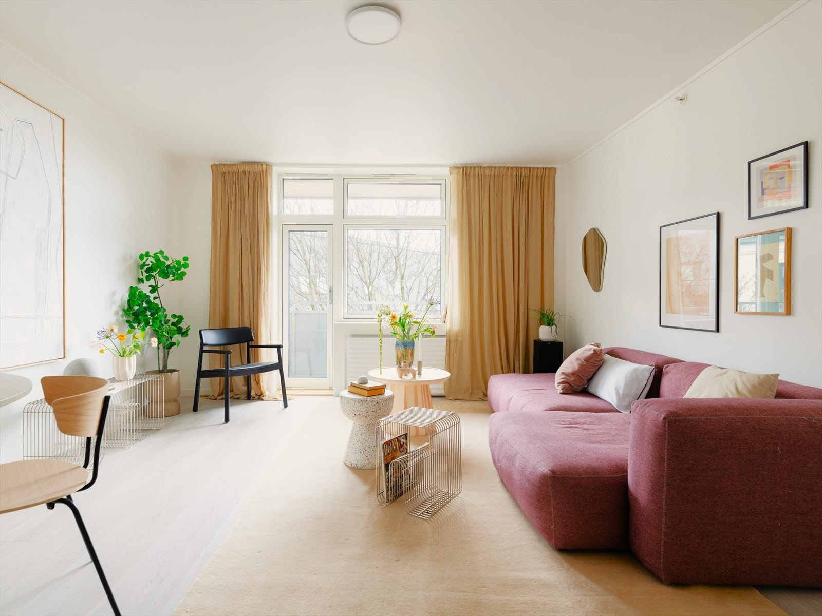 Velkommen til en lys og herlig leilighet beliggende høyt og fritt i Dælenenggata 40A! Galleribilde