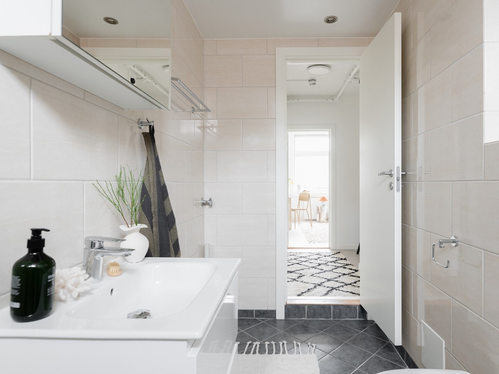 Badet er innredet med toalett, badekar, servant og speilskap. Galleribilde