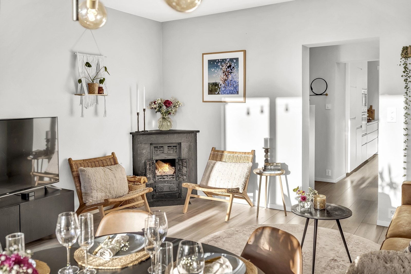 Nydelig hjørnekamin bidrar til god varme og hyggelig stemning. Galleribilde