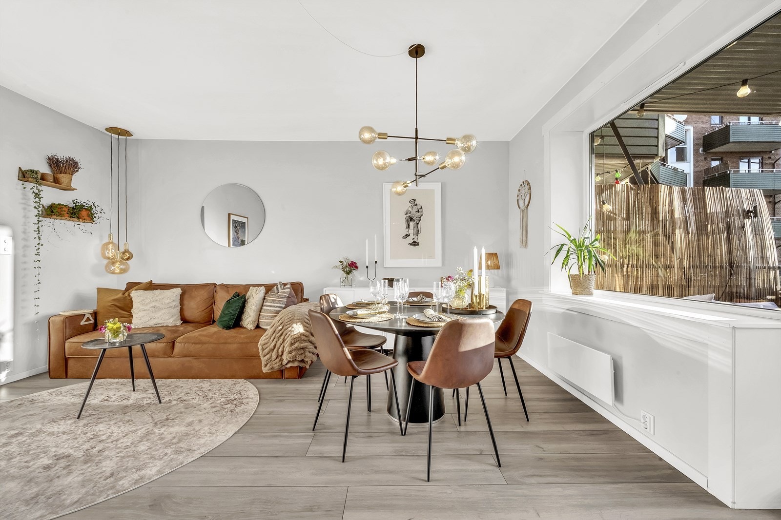 Stuen har store vindusflater og balkongdør som gir godt innslipp av naturlig lys. Rommet er sydvendt og har optimale lysforhold. Galleribilde