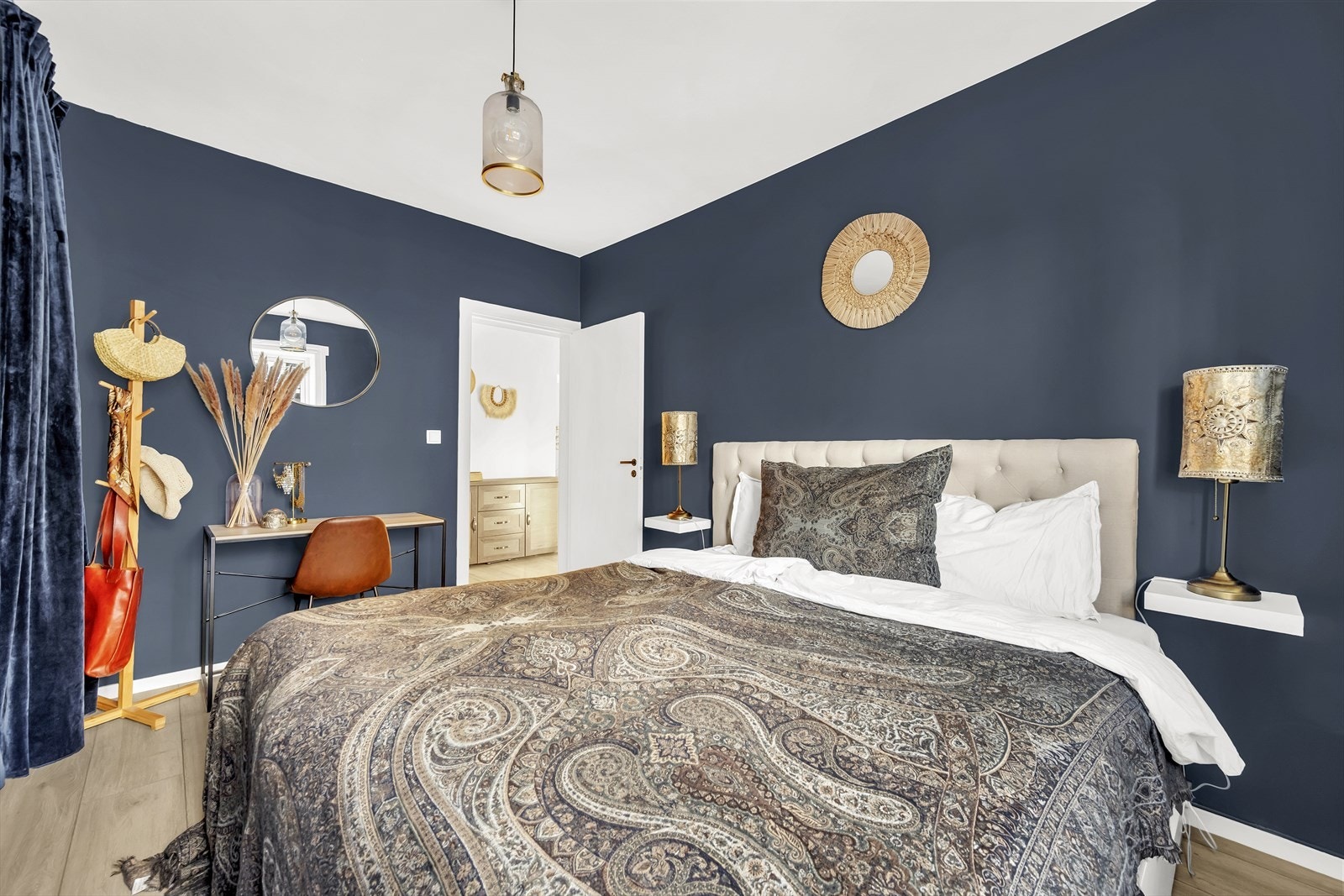 Soverommet er malt i en behagelig blåtone. Galleribilde