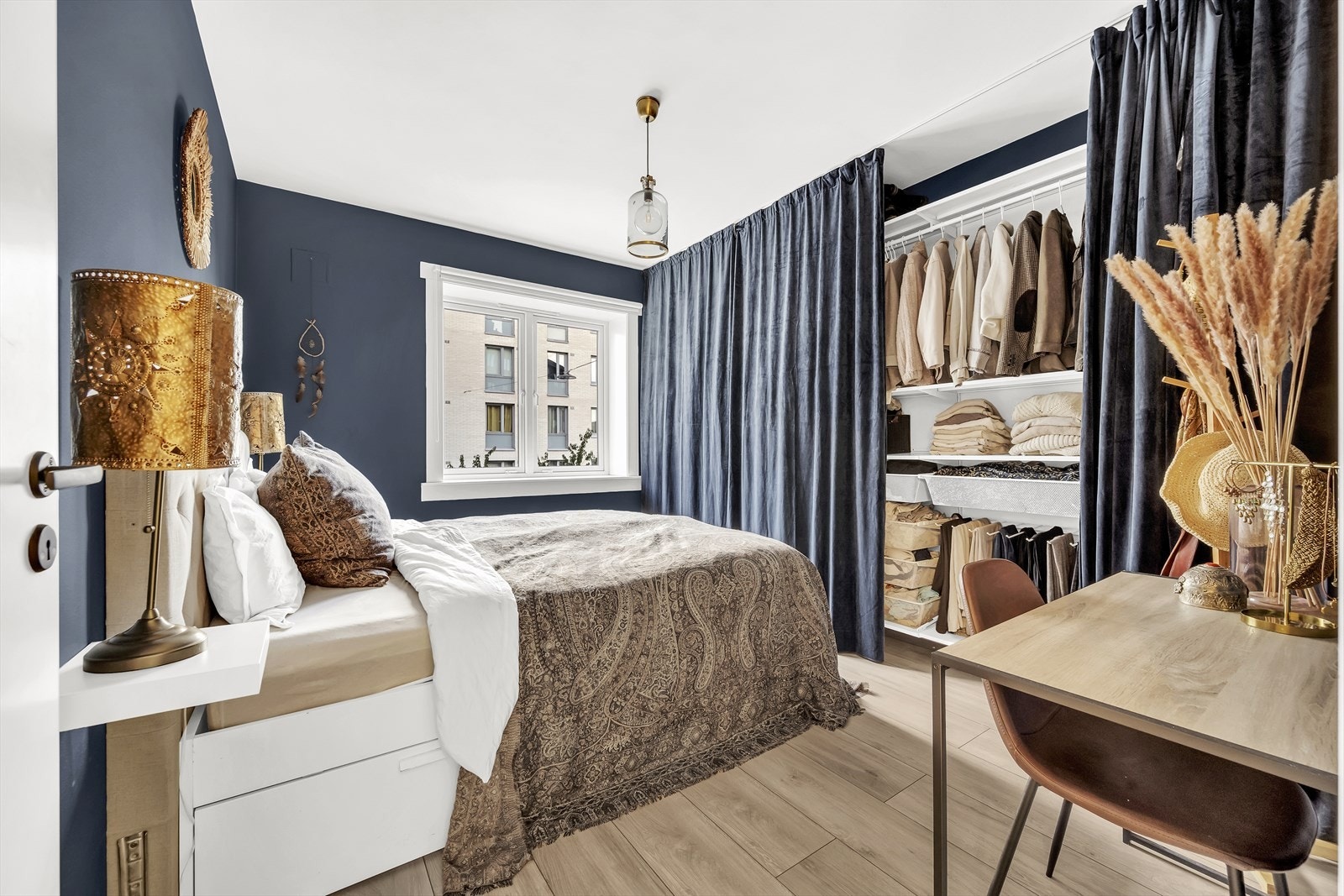 Det er god plass til dobbeltseng, nattbord og garderobeskap. Galleribilde