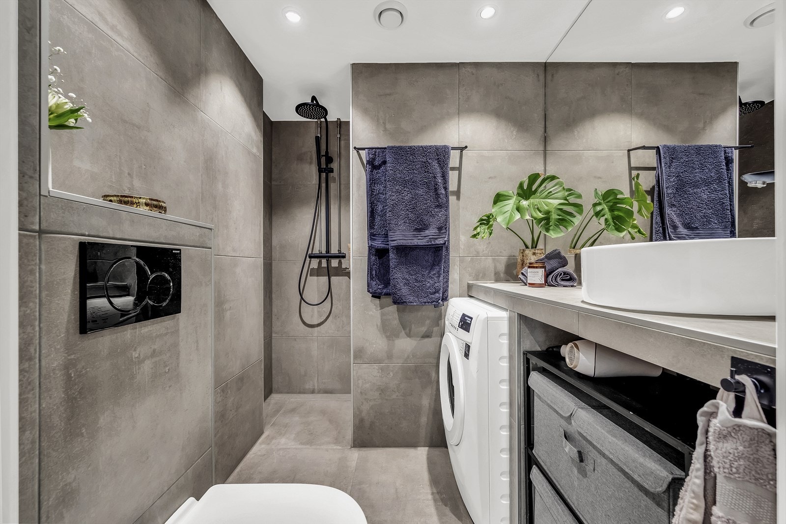 Rålekkert bad pusset opp i 2020 med 60x60 fliser, behagelig gulvvarme og innfelte downlights i himling. Det er opplegg for vaskemaskin. Galleribilde