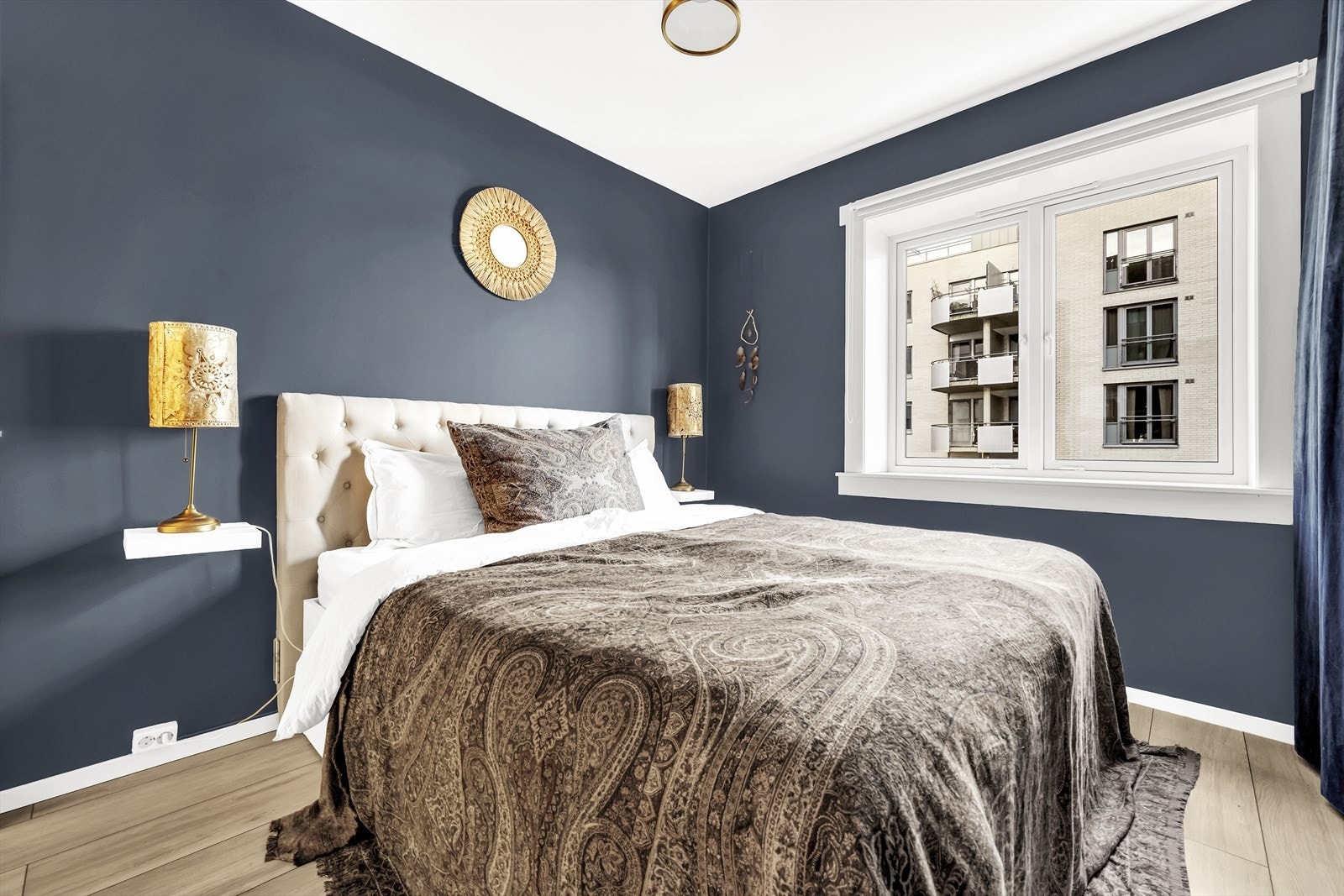 Stort vindu sikrer godt med lys og luft. Galleribilde