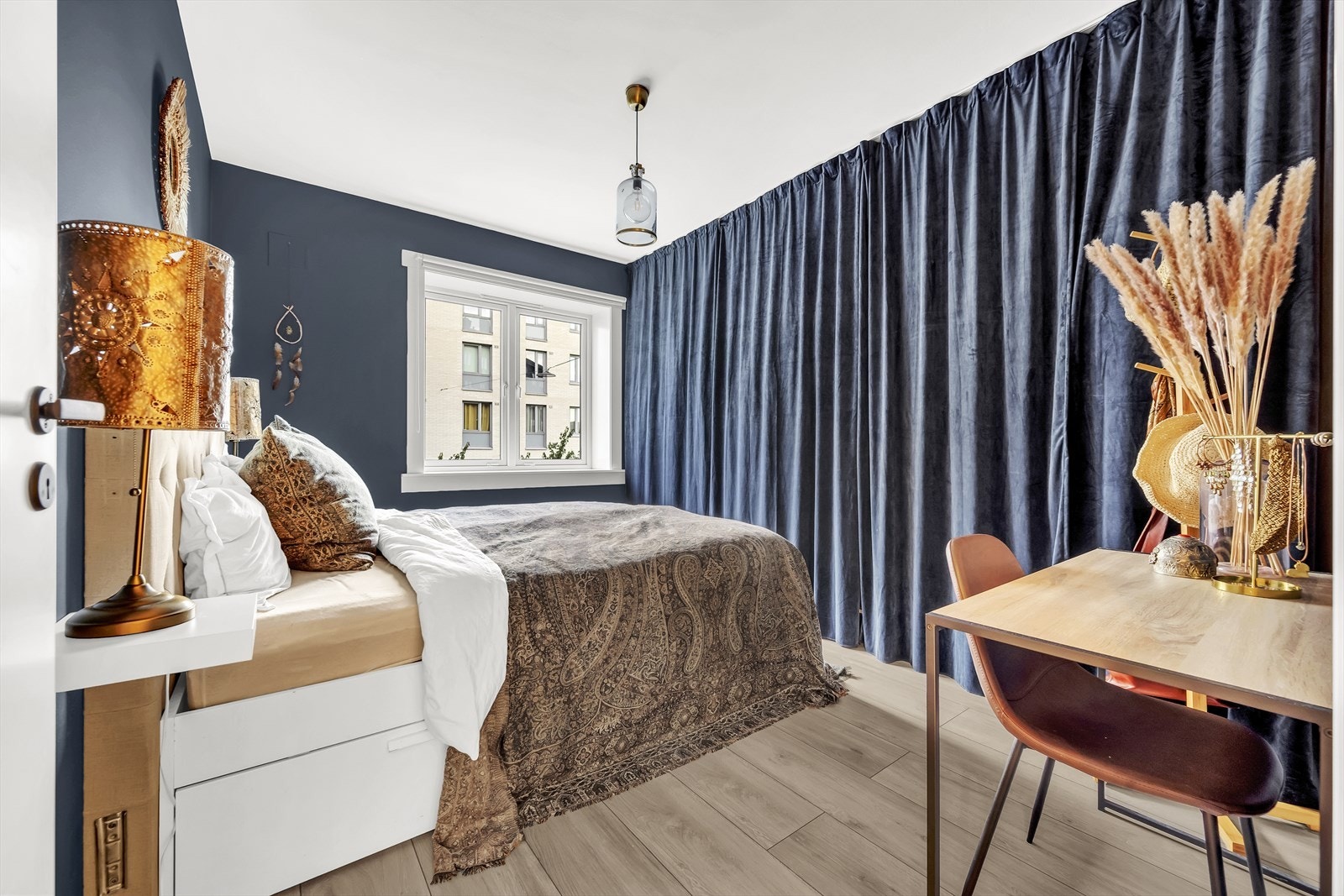 Leiligheten har en lunt og romslig soverom. Galleribilde