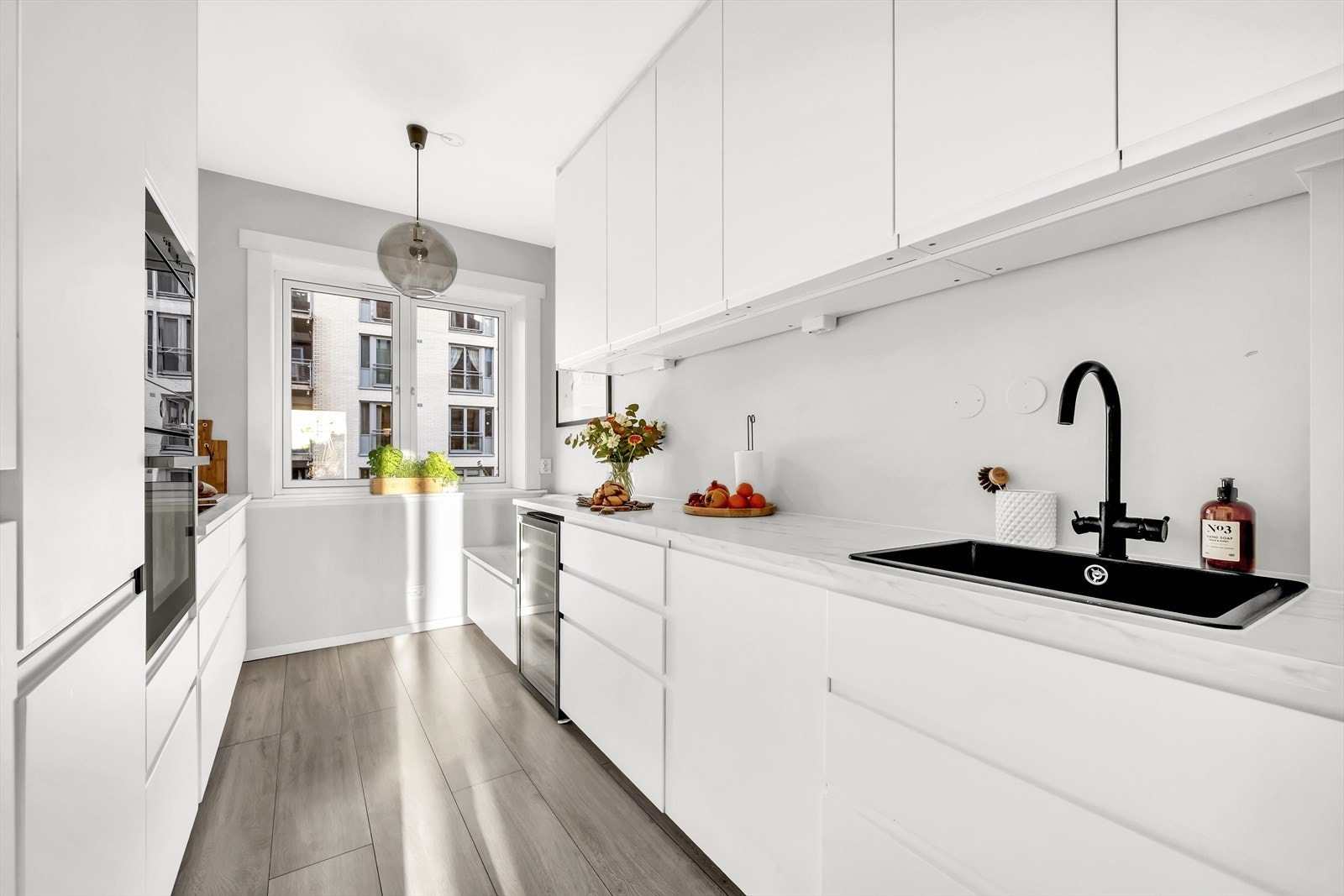 Moderne, separat kjøkken pusset opp i 2021 Galleribilde