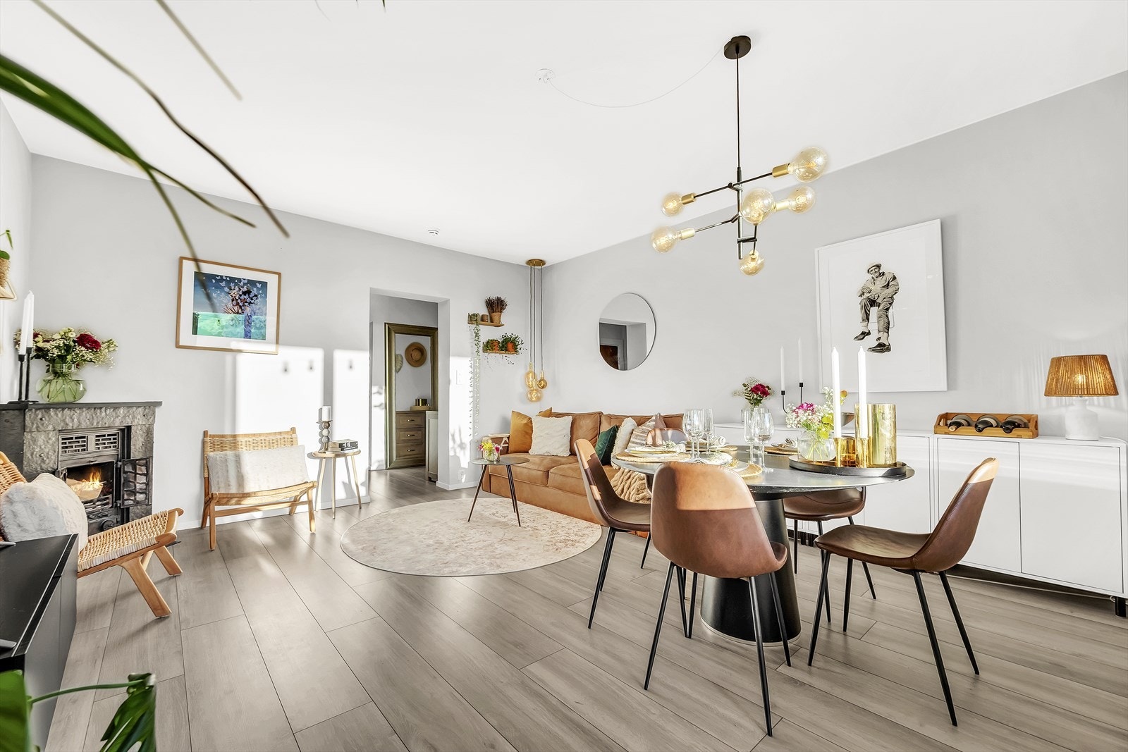 Leiligheten oppleves velholdt og gjennomført med stilrene overflater fra 2021. Galleribilde