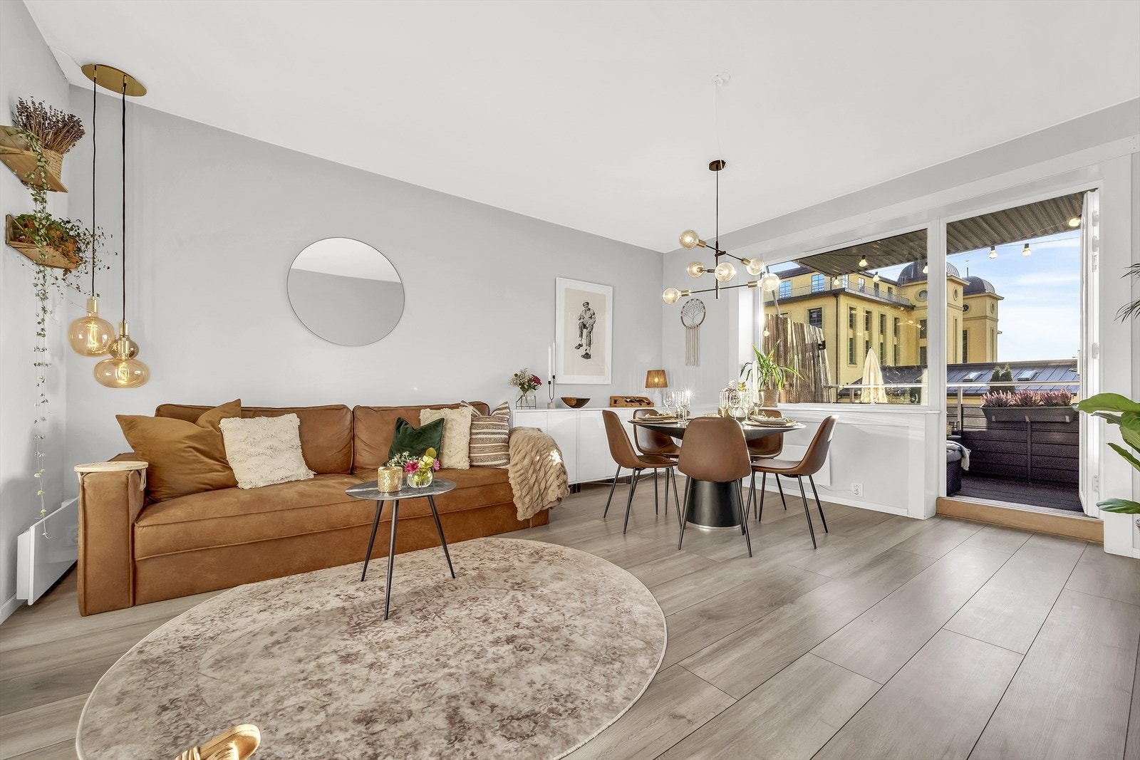 Planløsningen i rommet gjør det enkelt å innrede, og det er flere gode alternativer for møblering. Galleribilde