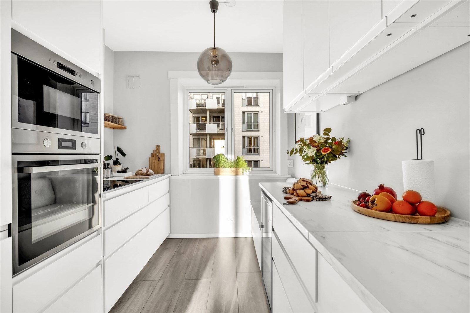 Tidsriktig innredning med glatte, hvite fronter og benkeplate i laminat. Galleribilde