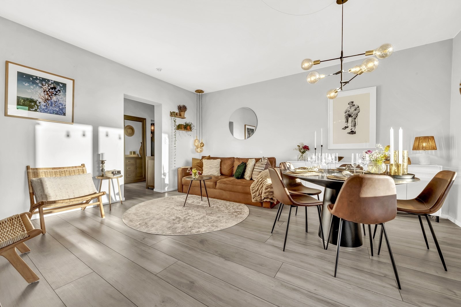 Leiligheten har en gjennomgående planløsning med store rom og fin arealfordeling. Galleribilde