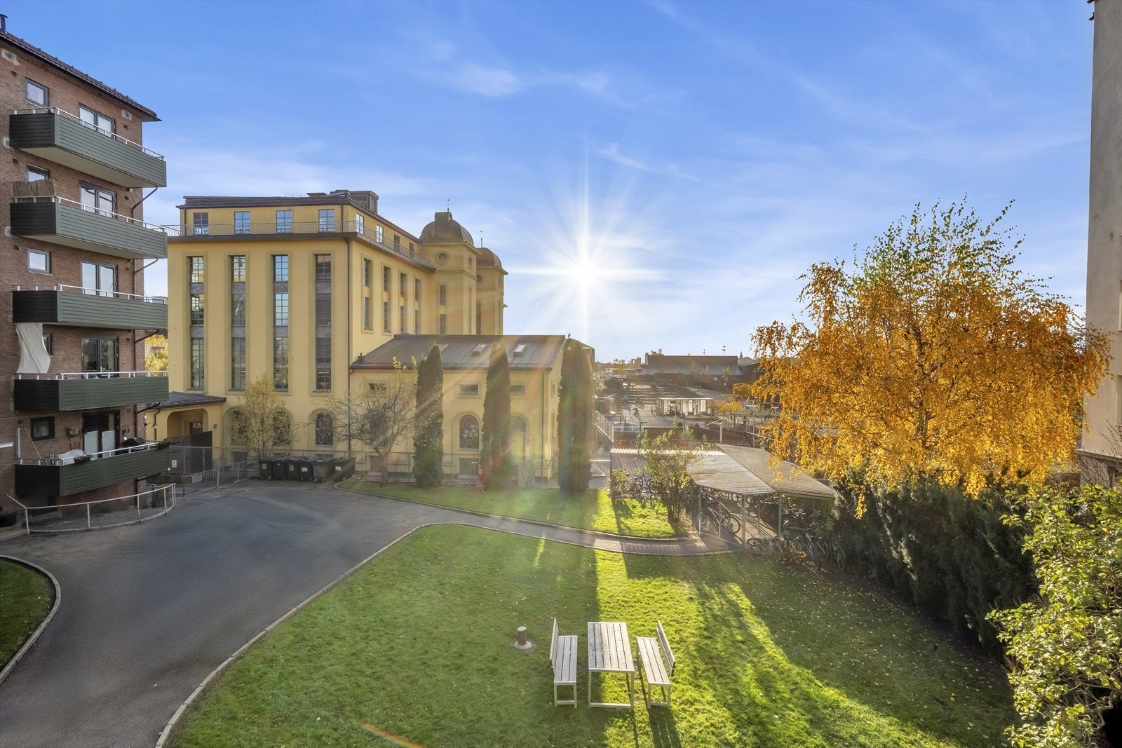 Balkongen har åpent og fint utsyn vendt mot borettslagets bakgård. Galleribilde