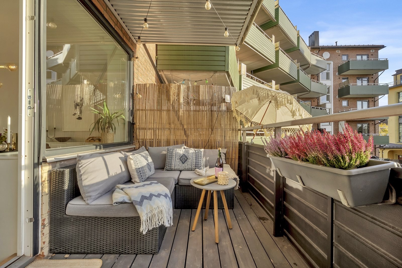 Fra stuen er det utgang til en solrik, sydvendt balkong på ca. 7 kvm. Galleribilde