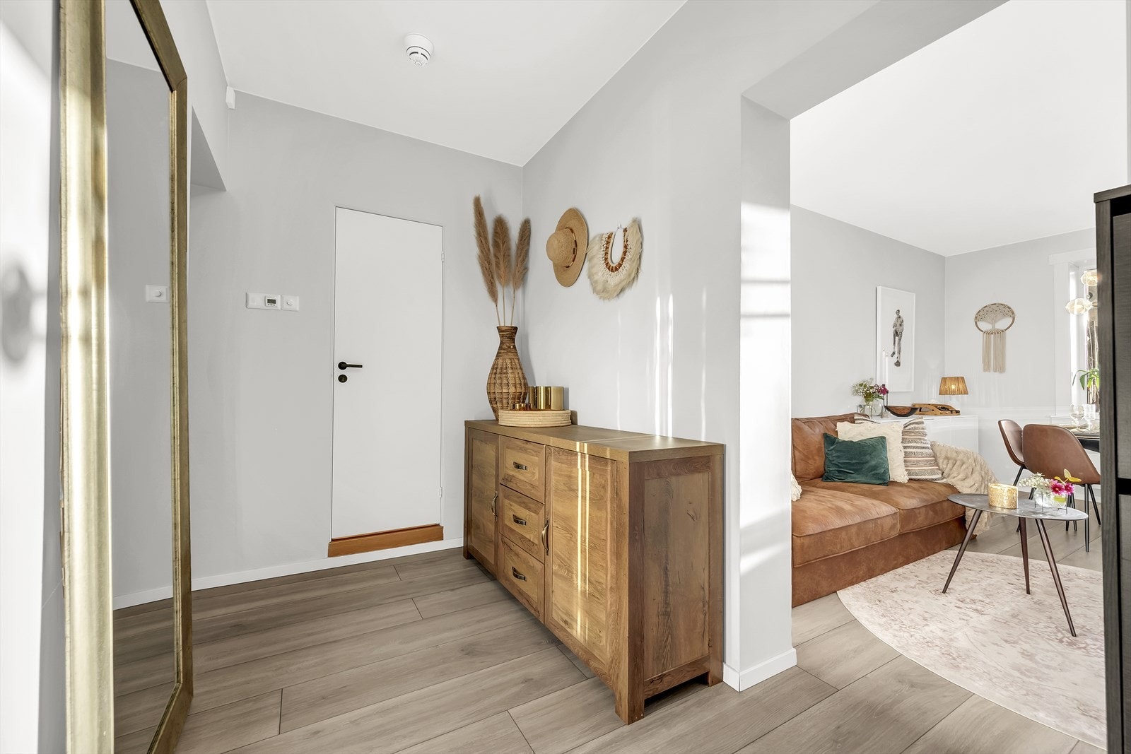 Praktisk gang med god tilknytning til alle rom. Det er plass til knagger og skohylle for oppbevaring av yttertøy. Galleribilde