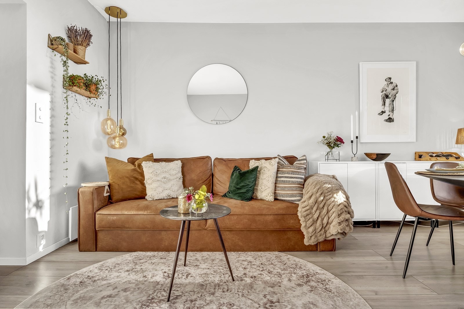 Det er god plass til både sofagruppe med tilhørende møblement og spisebord. Galleribilde