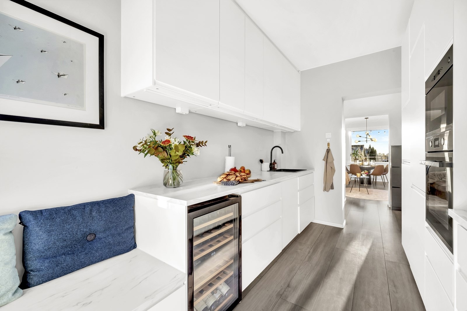 Det er godt med lagringsplass i både skap og skuffer. Takhøyden er utnyttet til det maksimale med himlingshøye overskap. Galleribilde