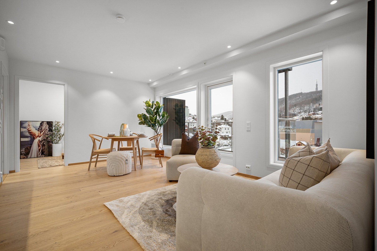 Fra stuen er det adkomst til en stor balkong med svært gode solforhold og flott utsikt vestover fra Harstadåsen til Trondenes Galleribilde