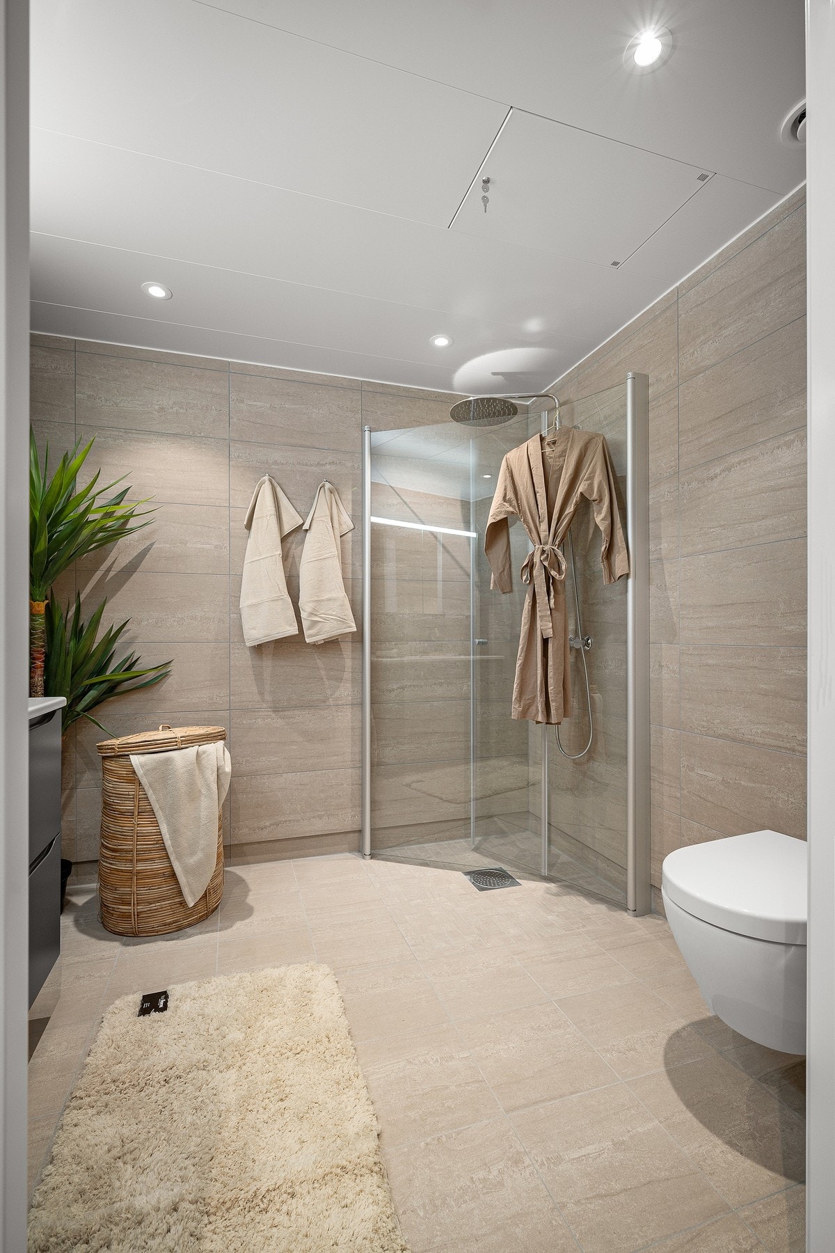 Smart med innfellbare dører i dusjhjørne som gir god plass på badet Galleribilde