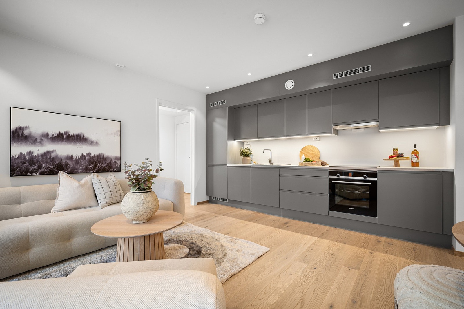 Kjøkkeninnredning fra HTH, modell NEXT med håndtaksfritt design og demping på skuffer og skapdører Galleribilde