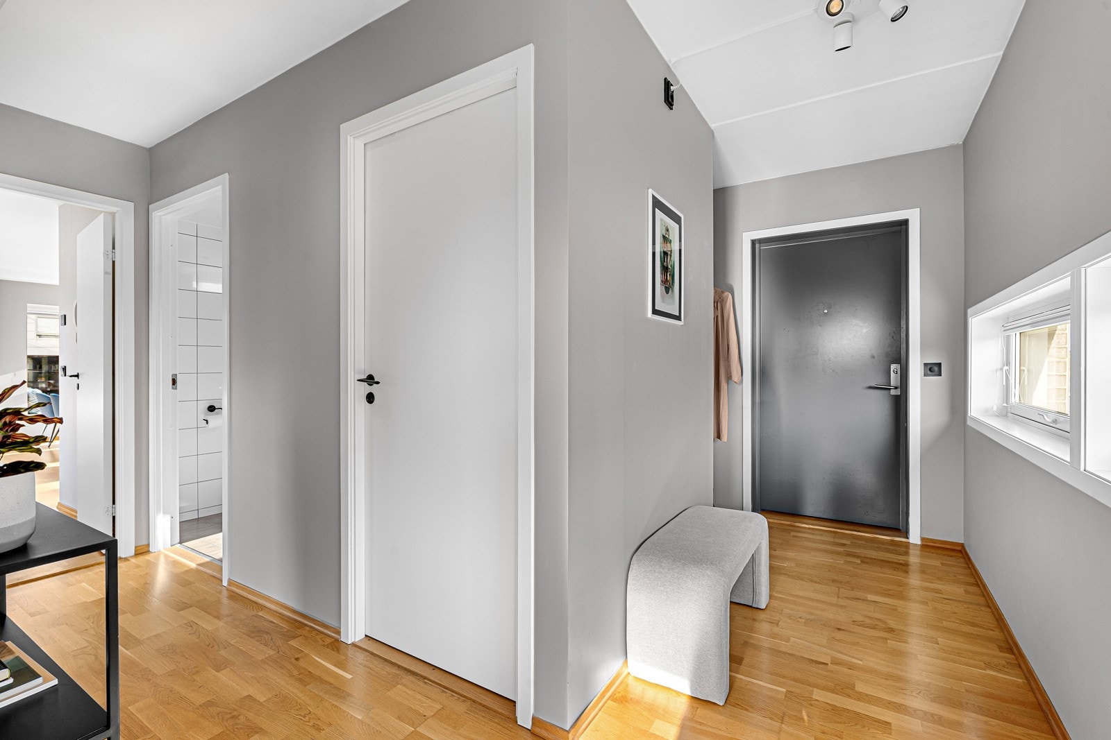Romslig inngangsparti med gode lagringsmuligheter. Tilkomst til praktisk, innvendig bod. Galleribilde