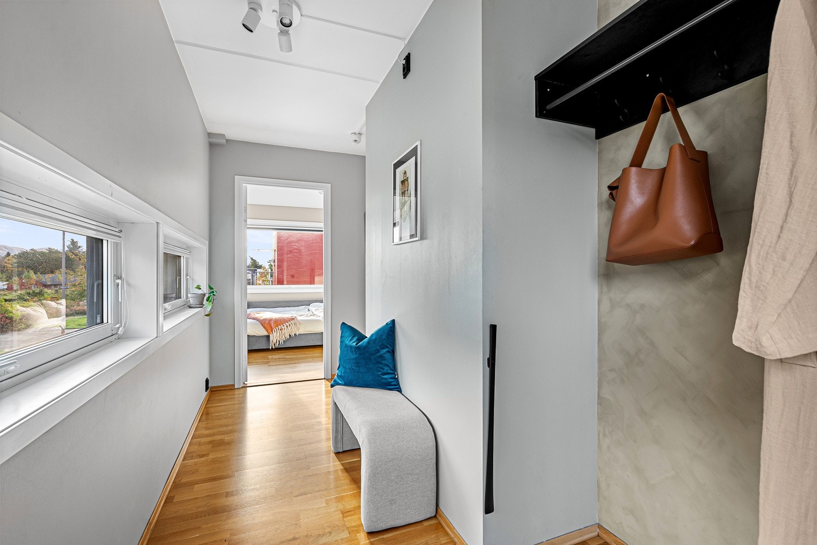 Lys og luftig entré med god plass til yttertøy. Galleribilde