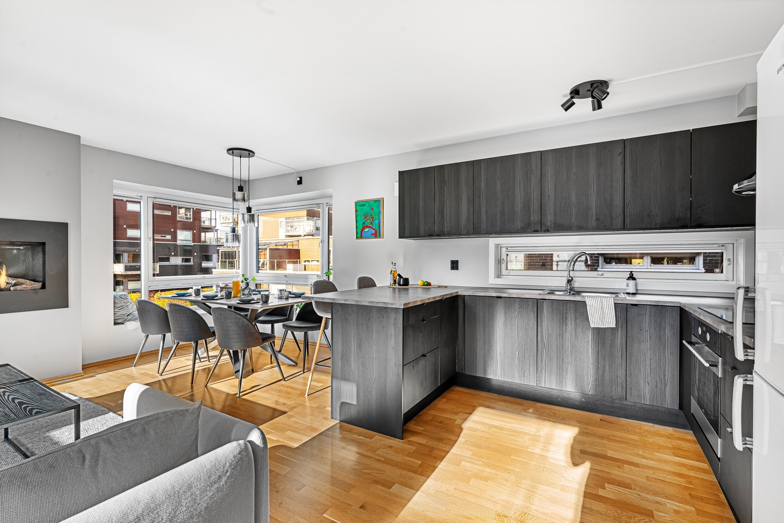 Oppgradert kjøkken med god skap- og benkeplass. Galleribilde