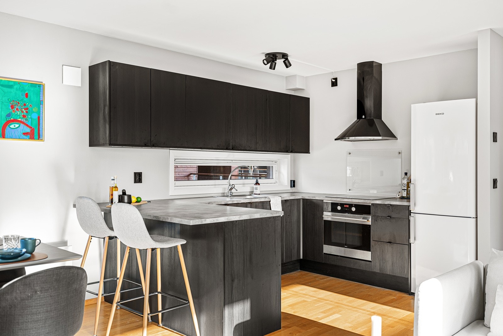 Kjøkken i pen utførelse med slitesterk benkeplate. Galleribilde