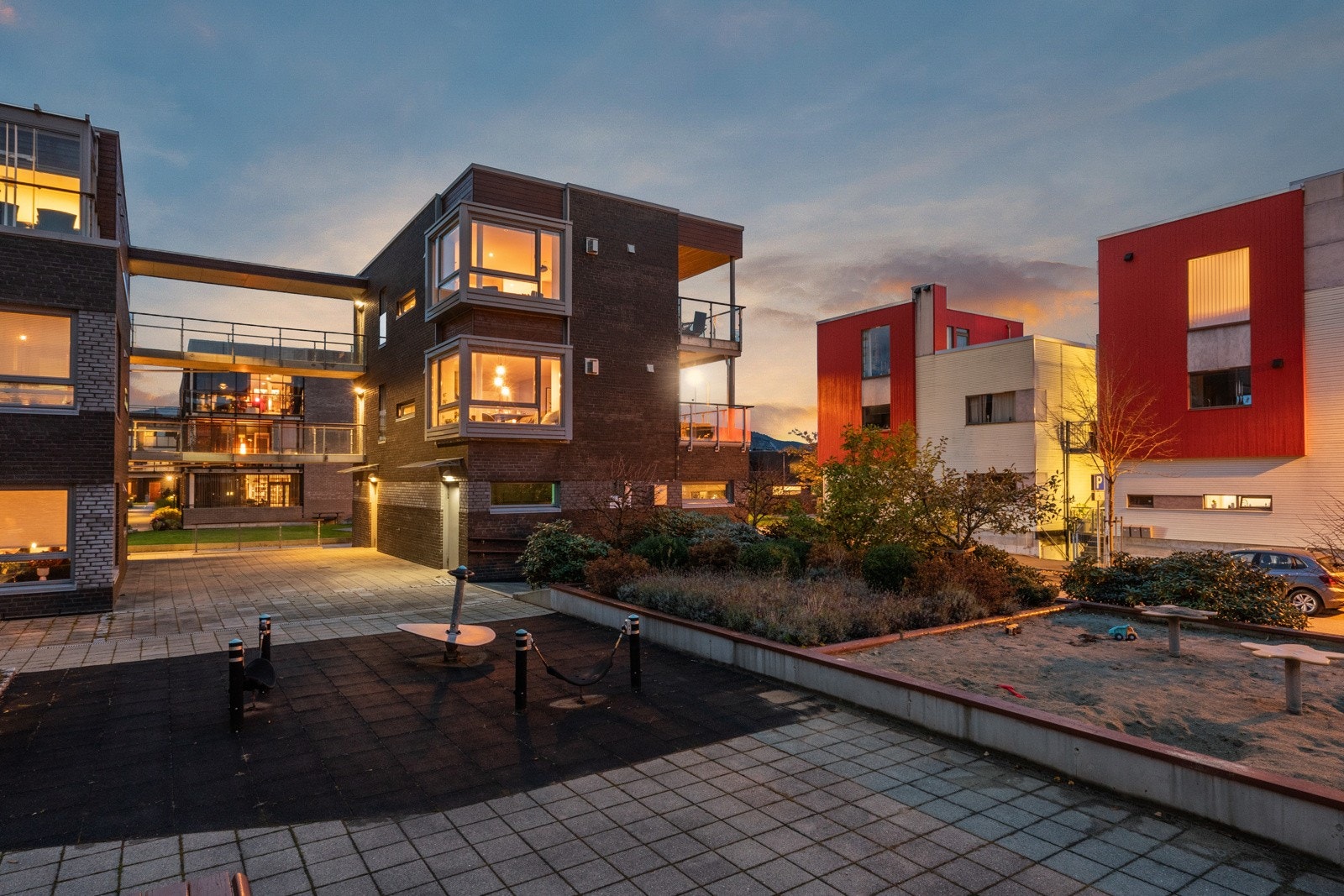 Her blomstrer urbaniteten med Ryfylkeheiene som bakteppe. En perfekt kombinasjon av aktivitet og ro like i vannkanten. Yrende liv i butikker og spisesteder. Latter og lek mellom husene. Frydefulle rop fra badende. Galleribilde