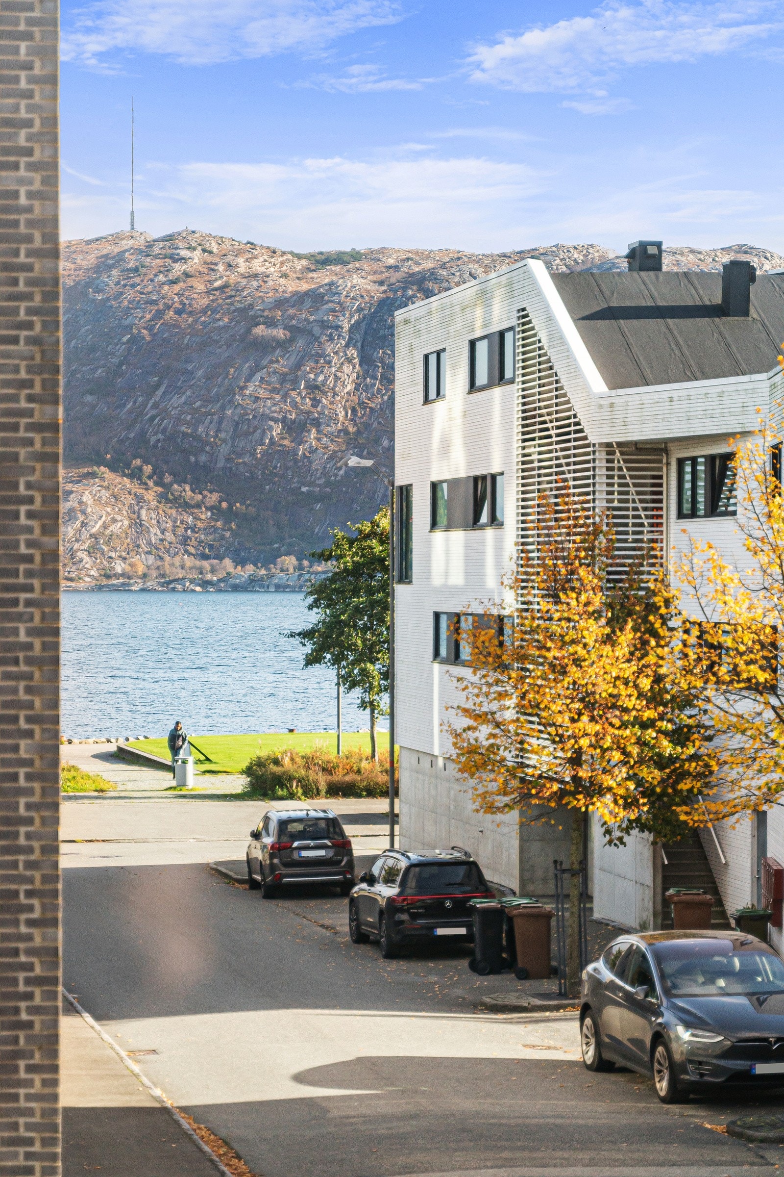 Herfra kan du se mot sjøen og til Lifjell! Galleribilde