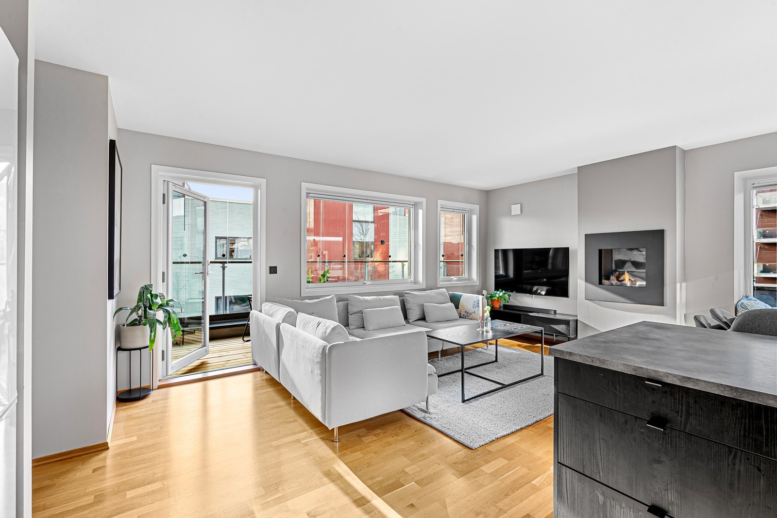 Moderne konstruksjon med god lyd- og varmeisolasjon. Leiligheten varmes opp av en gasspeis, panelovner og varmekabler på bad. Galleribilde