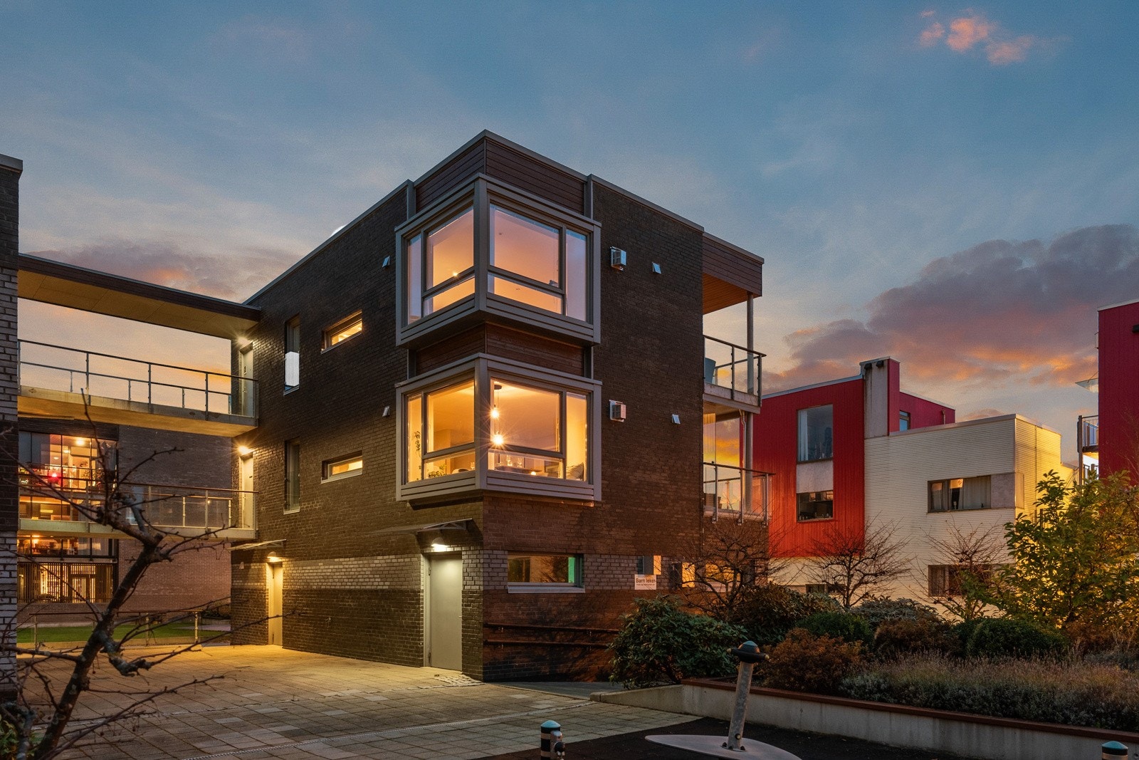 Leiligheten har en nydelig beliggenhet i en av Stavangers mest attraktive bydeler med nyere bebyggelse og grønne fellesområder. Galleribilde