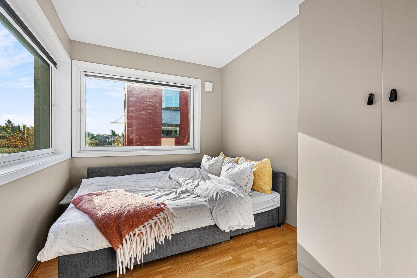 Eier har i dag innredet med praktisk sovesofa og garderobeskap. Galleribilde