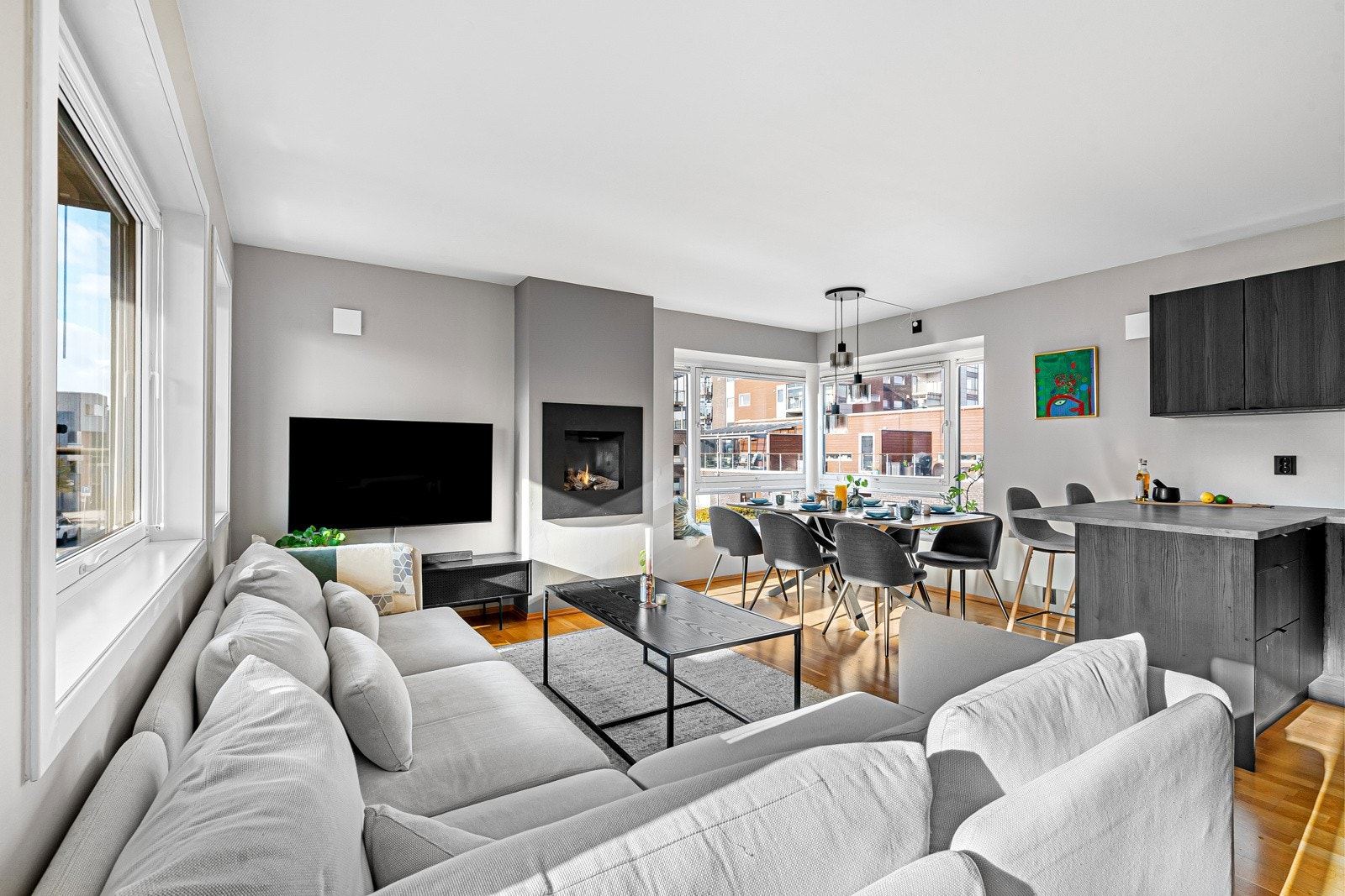 Dette er en tiltalende, lys og moderne hjørneleilighet fra 2009 med gjennomgående god standard og en effektiv planløsning. Galleribilde