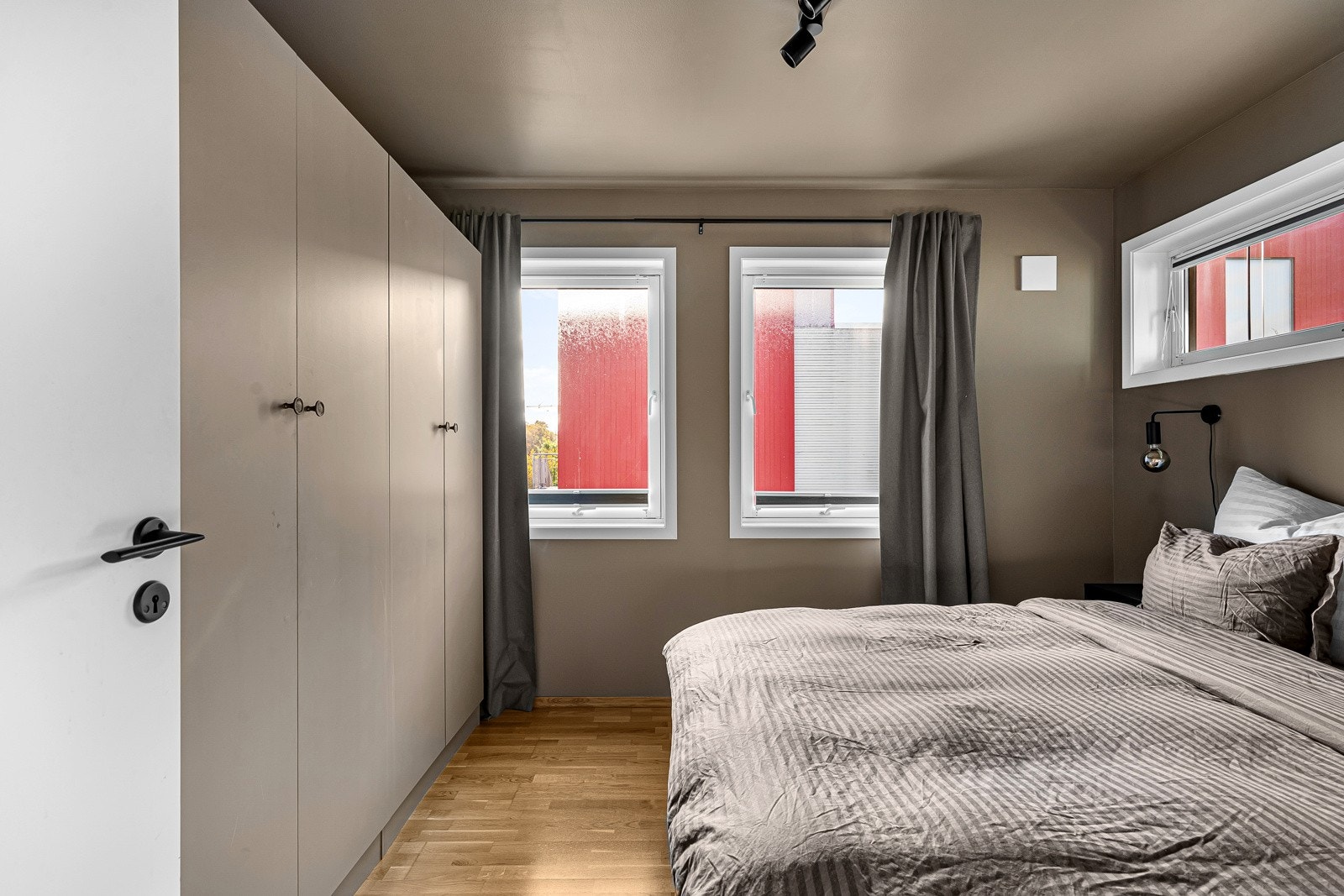 Soverommet er i dag utstyrt med dobbeltseng og stor garderobeløsning. Galleribilde