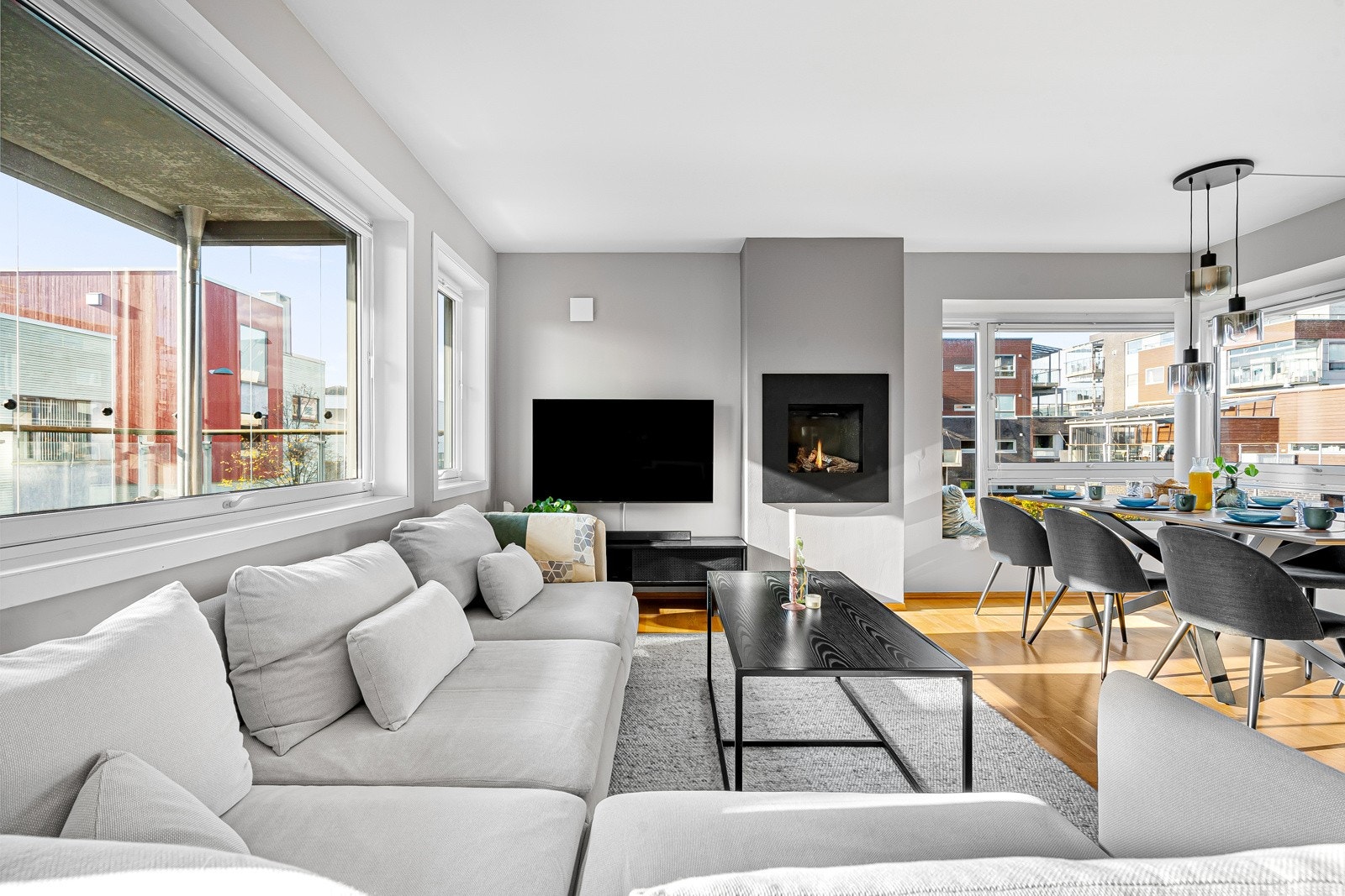 Leiligheten består av Entré/gang, bad, stue/kjøkken, bod og 2 soverom. Galleribilde